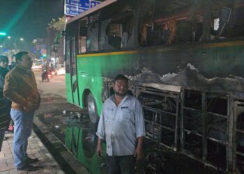 देहरादून: चलती बस में लगी भीषण आग, चालक की सूझबूझ से बची तमिलनाडु के छात्रों की जान