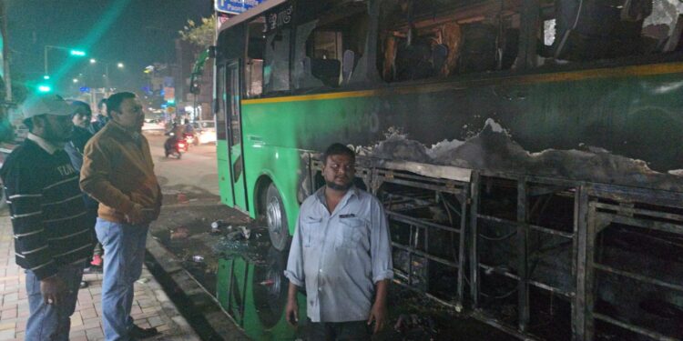 देहरादून: चलती बस में लगी भीषण आग, चालक की सूझबूझ से बची तमिलनाडु के छात्रों की जान