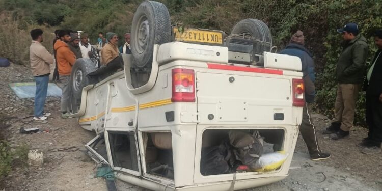 पीपलकोटी: अनियंत्रित होकर दूसरी सड़क पर गिरी बोलेरो, हादसे में 6 लोग घायल