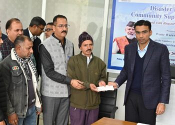 आपदा में बिखरे 48 परिवारों को जिला प्रशासन ने वितरित की 17 लाख की आर्थिक सहायता