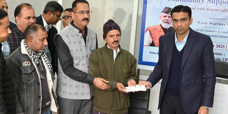 आपदा में बिखरे 48 परिवारों को जिला प्रशासन ने वितरित की 17 लाख की आर्थिक सहायता