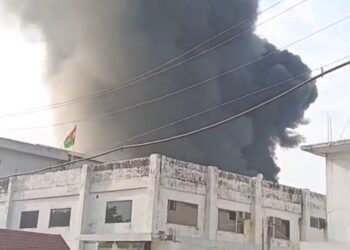परफ्यूम बनाने वाली फैक्टरी में लगी आग, सिलिंडरों के धमाके की आवाज से गूंजा सेलाकुई