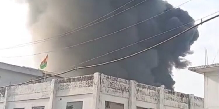 परफ्यूम बनाने वाली फैक्टरी में लगी आग, सिलिंडरों के धमाके की आवाज से गूंजा सेलाकुई