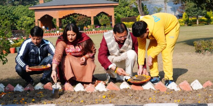 मुख्यमंत्री आवास परिसर के उद्यान में 17 प्रजातियों के चार हजार ट्यूलिप उगाने की मुहिम का किया शुभारंभ,मुख्यमंत्री ने सपरिवार ट्यूलिप के बल्ब रोपे