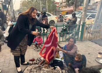 देहरादून: कड़कड़ाती ठंड में बेसहारा लोगों का सहारा बना जिला विधिक सेवा प्राधिकरण, कंबल वितरित किए