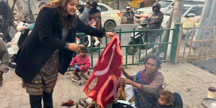 देहरादून: कड़कड़ाती ठंड में बेसहारा लोगों का सहारा बना जिला विधिक सेवा प्राधिकरण, कंबल वितरित किए