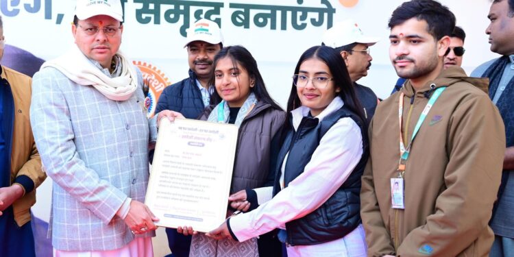 मुख्यमंत्री  पुष्कर सिंह धामी ने स्वदेशी संकल्प दौड़ का किया शुभारंभ,युवाओं को स्वदेशी अपनाने का किया आह्वान