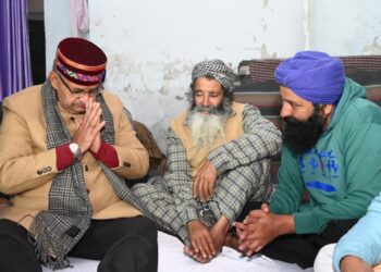 कृषि मंत्री गणेश जोशी ने मृतक किसान के परिजनों से की मुलाकात, हर संभव मदद का दिया भरोसा