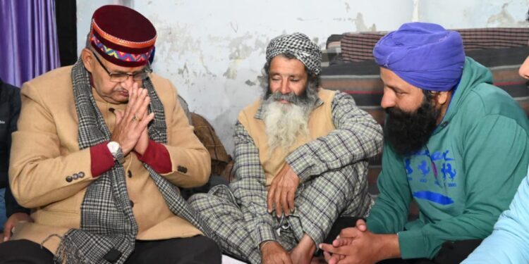 कृषि मंत्री गणेश जोशी ने मृतक किसान के परिजनों से की मुलाकात, हर संभव मदद का दिया भरोसा