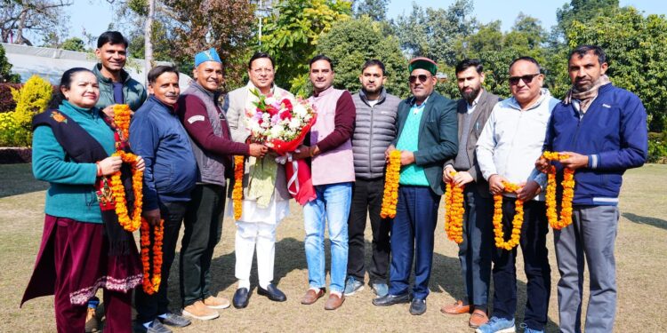 सीएम आवास पहुंचे उपनल कर्मचारी संघ के पदाधिकारी, कैबिनेट के निर्णय का स्वागत कर मुख्यमंत्री को दिया धन्यवाद