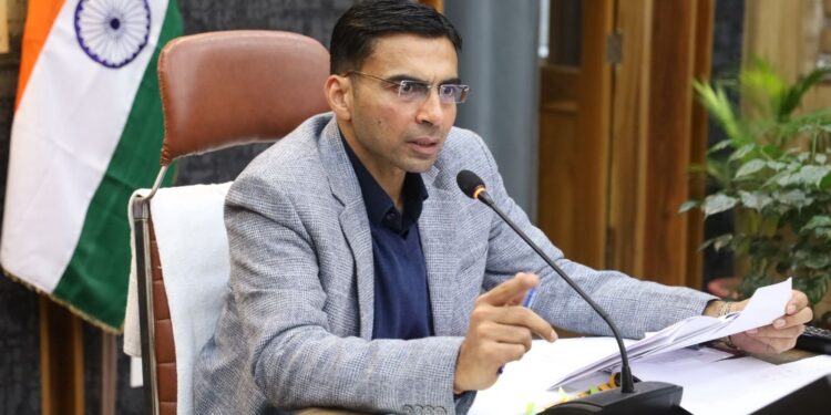 देहरादून: लंबित राजस्व वादों पर डीएम सविन बंसल सख्त, अधिकारियों की जवाबदेही तय