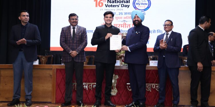 मतदान केवल एक अधिकार नहीं, बल्कि प्रत्येक नागरिक का नैतिक और संवैधानिक कर्तव्य है- राज्यपाल,लोकभवन में आयोजित किया गया 16वां राष्ट्रीय मतदाता दिवस कार्यक्रम,राज्यपाल ने किया उत्कृष्ट कार्य करने वाले जिलाधिकारियों और ईआरओ को सम्मानित