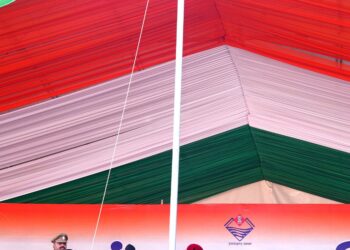 गणतंत्र दिवस के अवसर पर राज्यपाल ने लोक भवन एवं परेड ग्राउंड में फहराया राष्ट्रीय ध्वज।परेड ग्राउंड में राज्यपाल एवं मुख्यमंत्री ने सराहनीय सेवाओं के लिए पुलिस एवं विभिन्न अधिकारियों को किया सम्मानित।