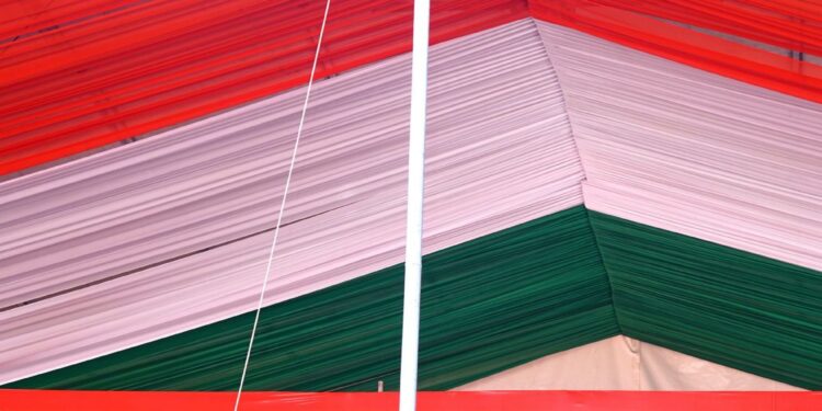 गणतंत्र दिवस के अवसर पर राज्यपाल ने लोक भवन एवं परेड ग्राउंड में फहराया राष्ट्रीय ध्वज।परेड ग्राउंड में राज्यपाल एवं मुख्यमंत्री ने सराहनीय सेवाओं के लिए पुलिस एवं विभिन्न अधिकारियों को किया सम्मानित।