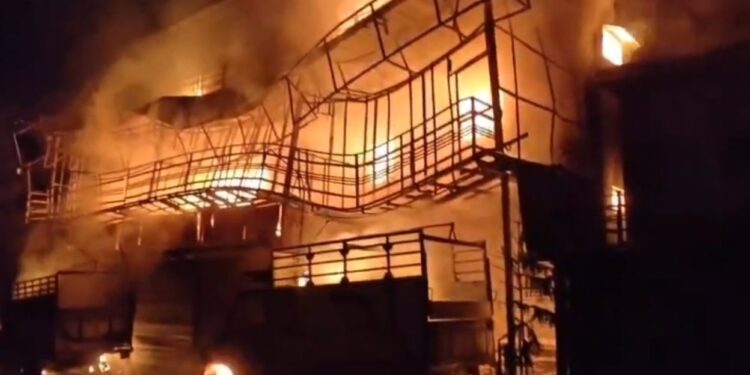 रुद्रप्रयाग: गबनी गांव में भीषण अग्निकांड, तीन मंजिला गोदाम जलकर राख; 4 करोड़ का नुकसान