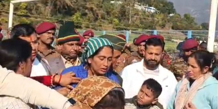 शहीद हवलदार गजेंद्र सिंह गढ़िया को नम आंखों से अंतिम विदाई: सरयू-खीरगंगा संगम पर सैन्य सम्मान के साथ हुआ अंतिम संस्कार