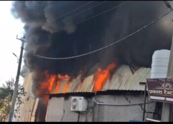 हरिद्वार:बैरागी कैंप स्थित प्रकाश टेंट हाउस के गोदाम में लगी भीषण आग, लाखों का सामान राख