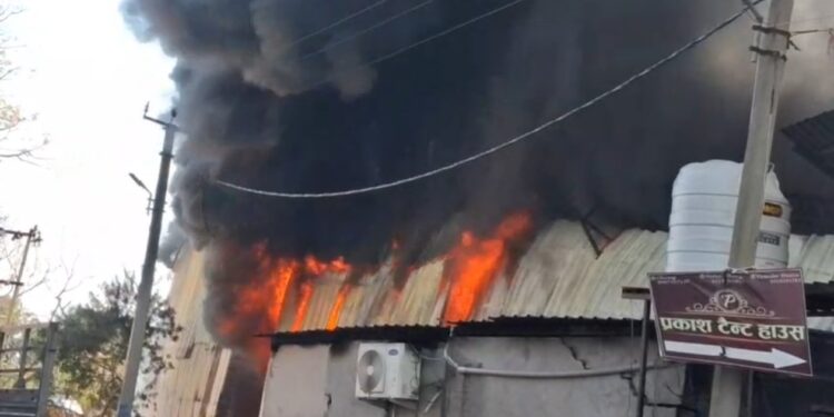 हरिद्वार:बैरागी कैंप स्थित प्रकाश टेंट हाउस के गोदाम में लगी भीषण आग, लाखों का सामान राख