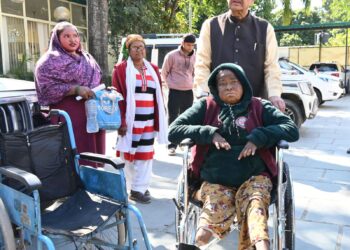 गणेश जोशी की मानवीय पहल: जनता मिलन में दिव्यांग बुजुर्ग को मिली व्हीलचेयर