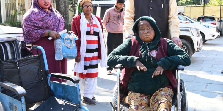 गणेश जोशी की मानवीय पहल: जनता मिलन में दिव्यांग बुजुर्ग को मिली व्हीलचेयर