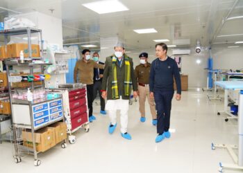 देर रात दून मेडिकल कॉलेज चिकित्सालय पहुंचे मुख्यमंत्री, व्यवस्थाओं का लिया जायजा,मरीजों और तीमारदारो से सीधे संवाद कर जाना हाल-चाल, व्यवस्थाएं दुरुस्त करने हेतु दिए निर्देश
