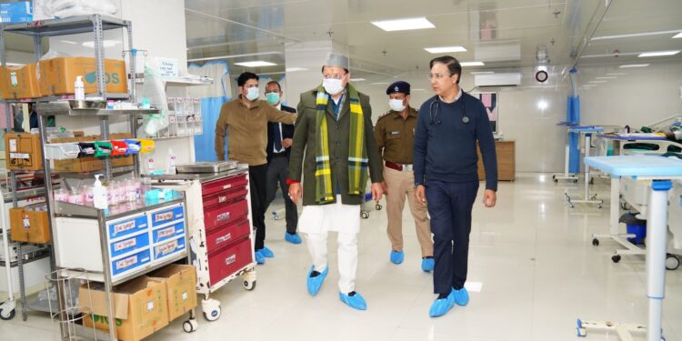 देर रात दून मेडिकल कॉलेज चिकित्सालय पहुंचे मुख्यमंत्री, व्यवस्थाओं का लिया जायजा,मरीजों और तीमारदारो से सीधे संवाद कर जाना हाल-चाल, व्यवस्थाएं दुरुस्त करने हेतु दिए निर्देश