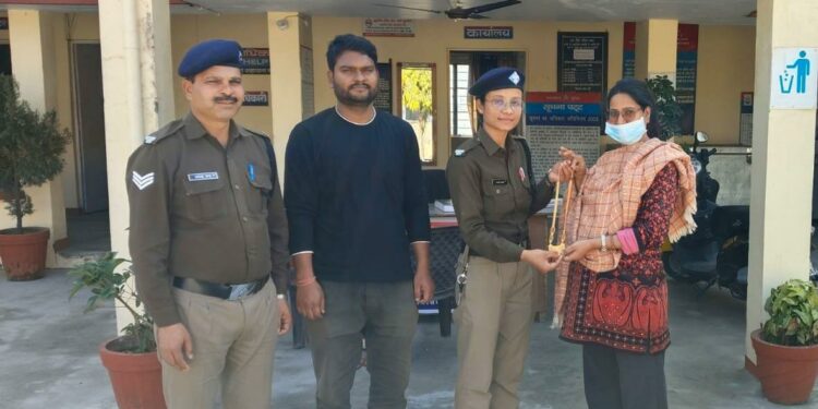 ईमानदारी और फर्ज की मिसाल: रानीपोखरी में बच्चों को मिला 7 लाख का सोने का हार, दून पुलिस ने असली मालिक को सौंपा