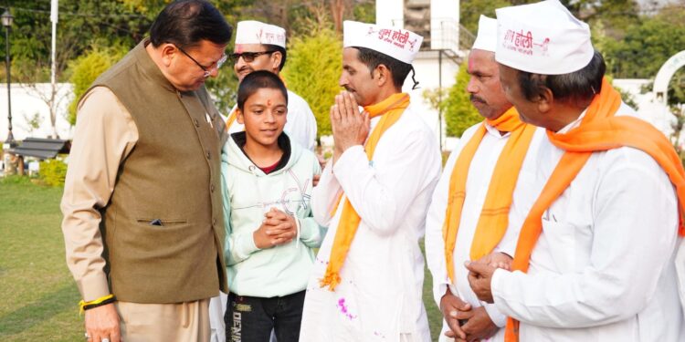 मुख्यमंत्री पुष्कर सिंह धामी को मुख्यमंत्री आवास में चम्पावत से आए होल्यारों ने दी होली की शुभकामनाएं