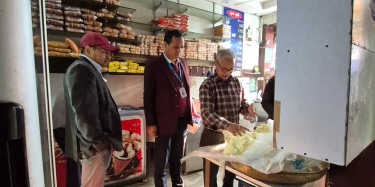 देहरादून: मिलावटखोरों पर विभाग का ‘सर्जिकल स्ट्राइक’, मावा मंडी में तड़के 5 बजे छापेमारी से मचा हड़कंप