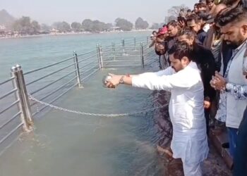  महाराष्ट्र के उपमुख्यमंत्री अजित पवार की अस्थियां गंगा में हुई प्रभावित