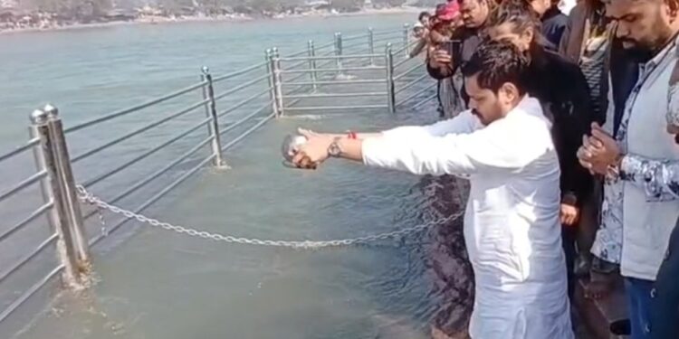  महाराष्ट्र के उपमुख्यमंत्री अजित पवार की अस्थियां गंगा में हुई प्रभावित