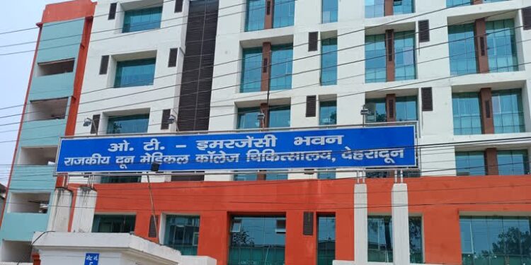 होली पर दून मेडिकल कॉलेज अलर्ट: 24 घंटे में आए 610 मरीज, 47 सड़क हादसों का शिकार