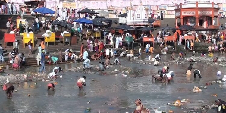 कैग रिपोर्ट ने खोली नमामि गंगे की पोल: उत्तराखंड में 21 STP बिना घर कनेक्शन, घाट श्मशान सूने, कचरा सीधा गंगा में