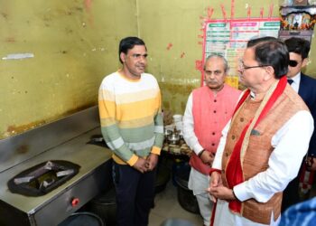 मुख्यमंत्री पुष्कर सिंह धामी ने रेस्टोरेंट में पहुंच लिया गैस आपूर्ति का जायजा