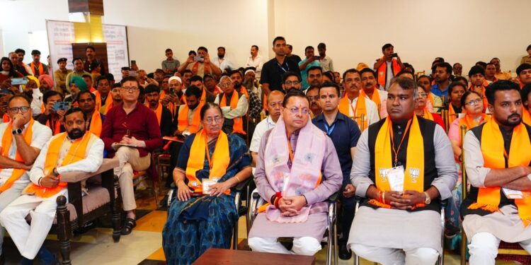 सीएम धामी ने सुना ‘मन की बात’ का 132वां एपिसोड, जनप्रतिनिधियों संग साझा किए विचार