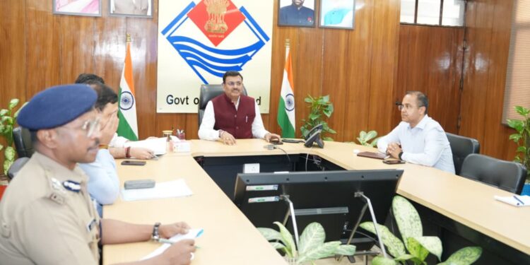 मुख्य सचिव ने ली सचिवालय में लॉ एंड ऑर्डर को लेकर बैठक,रोड रेज और हुड़दंग की घटनाओं पर की गहरी नाराजगी व्यक्त,शहर और आसपास के क्षेत्रों में पीक ऑवर और रात की गस्त बढ़ायी जाए: मुख्य सचिव
