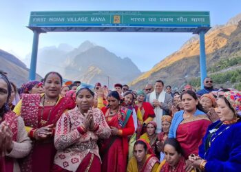 देश के प्रथम गांव माणा पहुंचे CM धामी; महिला सशक्तिकरण की नई मिसाल को सराहा