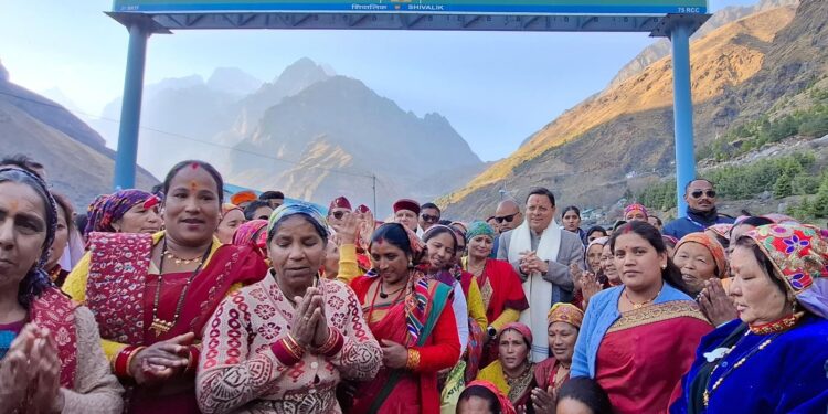 देश के प्रथम गांव माणा पहुंचे CM धामी; महिला सशक्तिकरण की नई मिसाल को सराहा