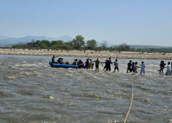 हरिद्वार: उफनती गंगा के बीच ‘काल’ बन गया था टापू, जल पुलिस ने बचाई 21 जिंदगियां