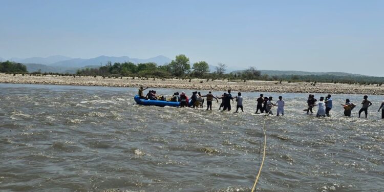 हरिद्वार: उफनती गंगा के बीच ‘काल’ बन गया था टापू, जल पुलिस ने बचाई 21 जिंदगियां