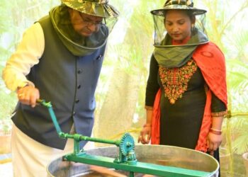 ​कृषि मंत्री गणेश जोशी ने अपने आवास पर निकाला शहद; बोले- 90% तक अनुदान देकर मधुमक्खी पालन को बढ़ावा दे रही सरकार