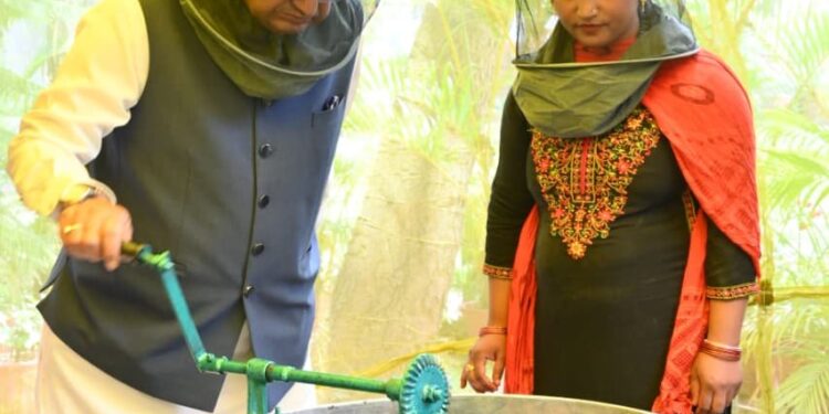 ​कृषि मंत्री गणेश जोशी ने अपने आवास पर निकाला शहद; बोले- 90% तक अनुदान देकर मधुमक्खी पालन को बढ़ावा दे रही सरकार