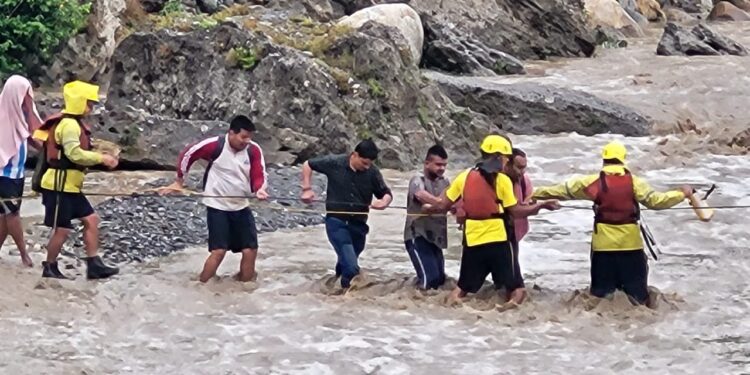 देहरादून: गुच्चूपानी में अचानक बढ़ा नदी का जलस्तर, टापू पर फंसे 7 पर्यटकों का SDRF ने किया सफल रेस्क्यू