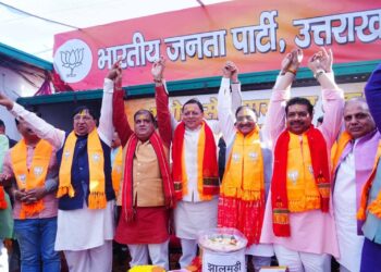 बंगाल फतह के जश्न में डूबी देवभूमि: सीएम धामी और महेंद्र भट्ट ने कार्यकर्ताओं संग खेली होली-दिवाली