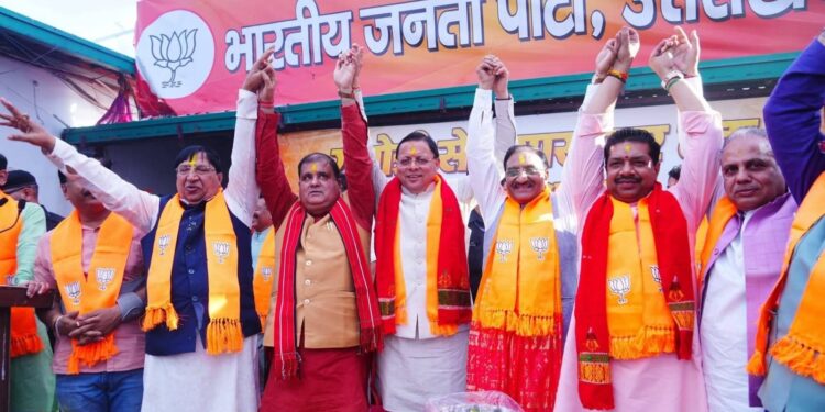 बंगाल फतह के जश्न में डूबी देवभूमि: सीएम धामी और महेंद्र भट्ट ने कार्यकर्ताओं संग खेली होली-दिवाली