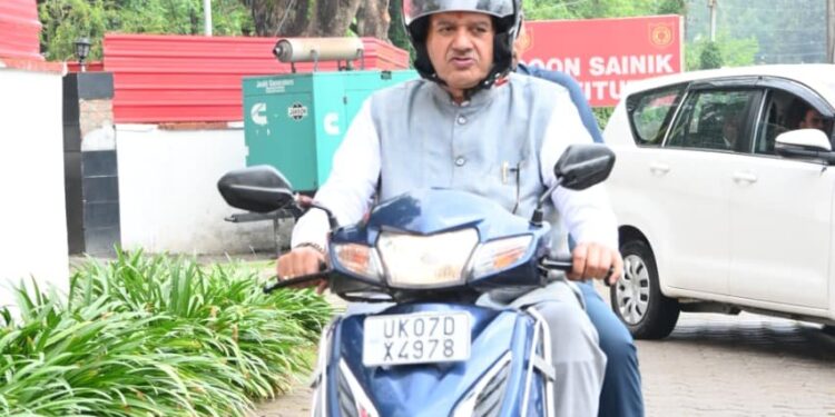 पीएम मोदी के आह्वान पर कृषि मंत्री गणेश जोशी की नई पहल, दोपहिया वाहन से पहुंचे कैंप कार्यालय।