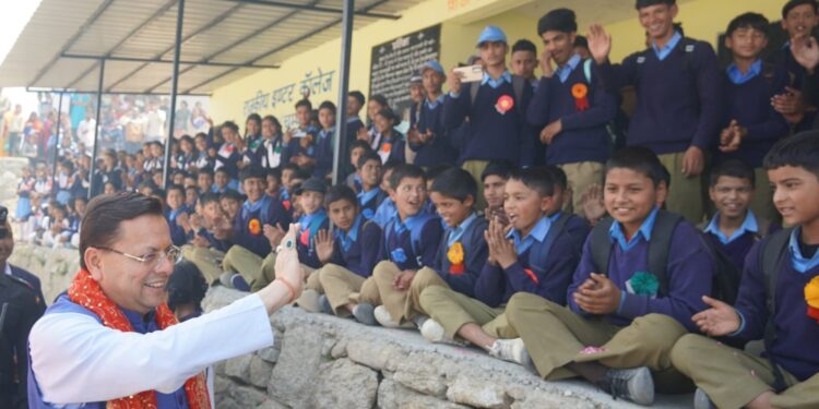 मुख्यमंत्री पुष्कर सिंह धामी ने देवीधुरा में छात्र-छात्राओं से किया संवाद, उज्ज्वल भविष्य की दी शुभकामनाएं
