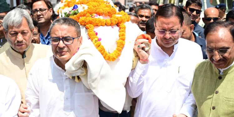 शोक में डूबा उत्तराखंड: भाजपा कार्यालय पहुंचे मेजर जनरल खंडूड़ी के पार्थिव शरीर को सीएम धामी और दिग्गजों ने दी श्रद्धांजलि।