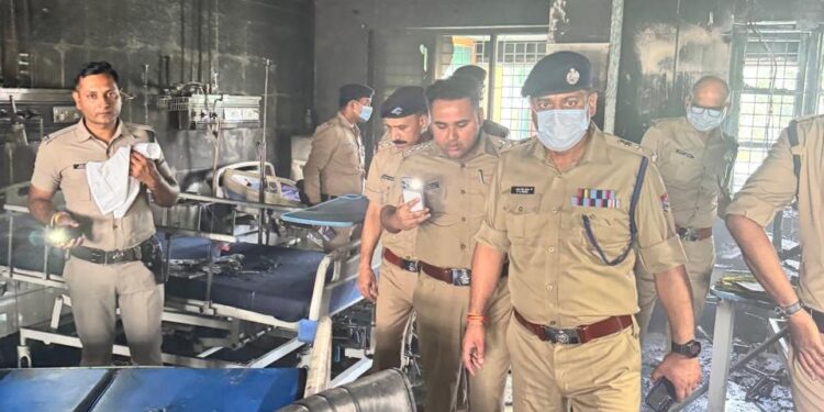 देहरादून में बड़ा हादसा: अस्पताल के ICU में AC ब्लास्ट, धुएं के बीच देवदूत बनी पुलिस; 1 बुजुर्ग महिला की मौत, कई घायल