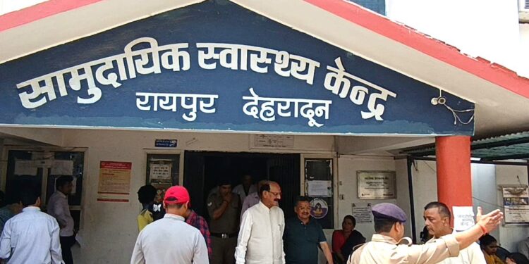 स्वास्थ्य मंत्री सुबोध उनियाल का सीएचसी रायपुर पर औचक निरीक्षण, व्यवस्थाओं को परखा,डॉक्टर मिले मुस्तैद, मरीजों को बेहतर उपचार व साफ-सफाई पर दिया जोर